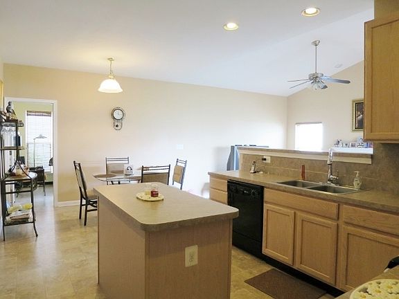 Spacious Kitchen w Center Island