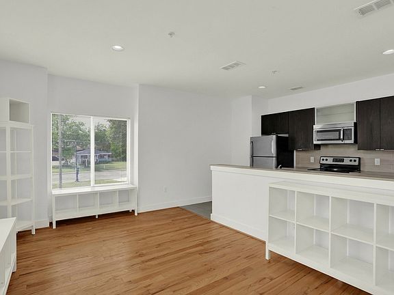 3rd image of 107 N Merrill Ave