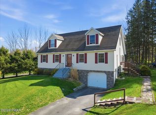 16 Rockwell Ln, Waymart, PA 18472