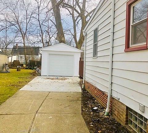 3rd image of 19510 Ridgewood Ave