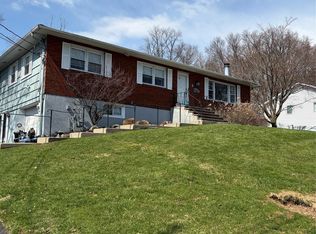 3 Green Hill Ct, Nanuet, NY 10954