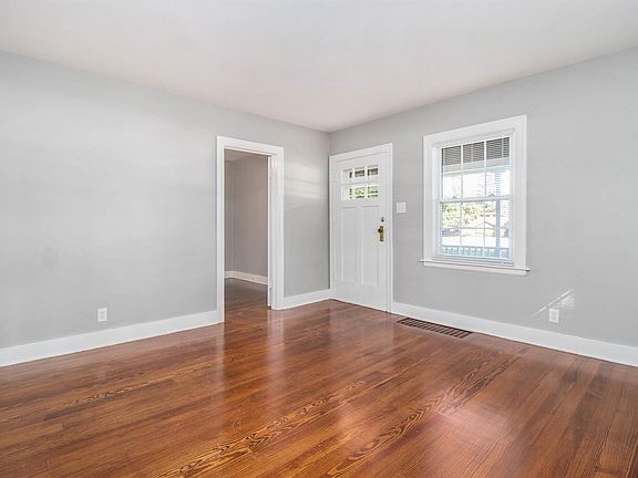 3rd image of 56537 Windsor Ave
