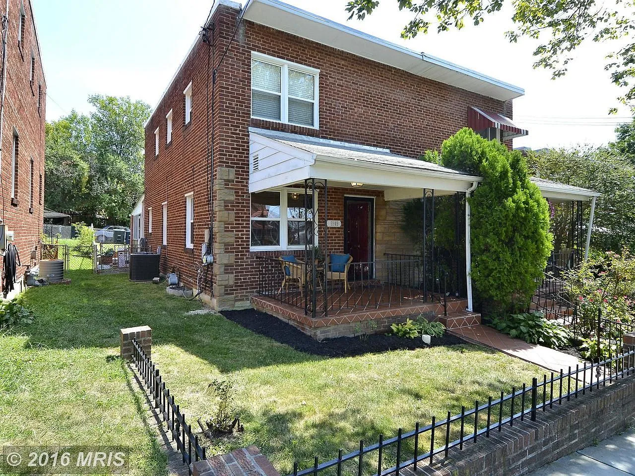 5909 8th St NE photo 1