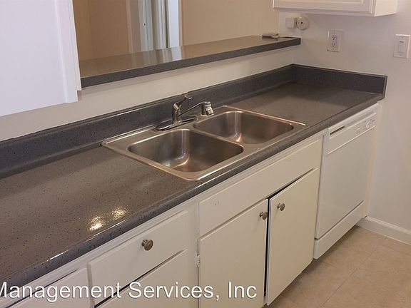 5th image of 18347 Collins St APT 38