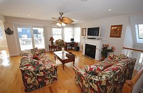 3rd image of 221 Belvoir Ave