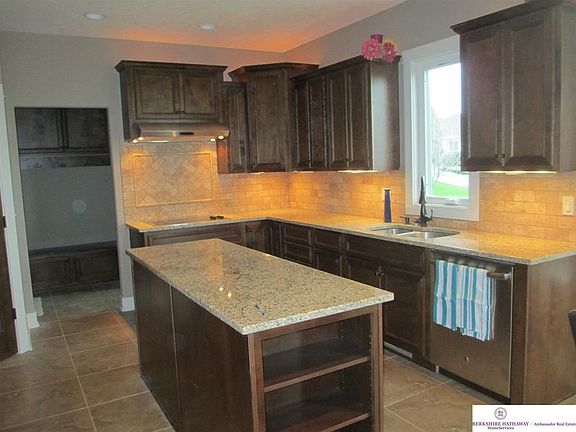3rd image of 1015 Lake Vista Dr