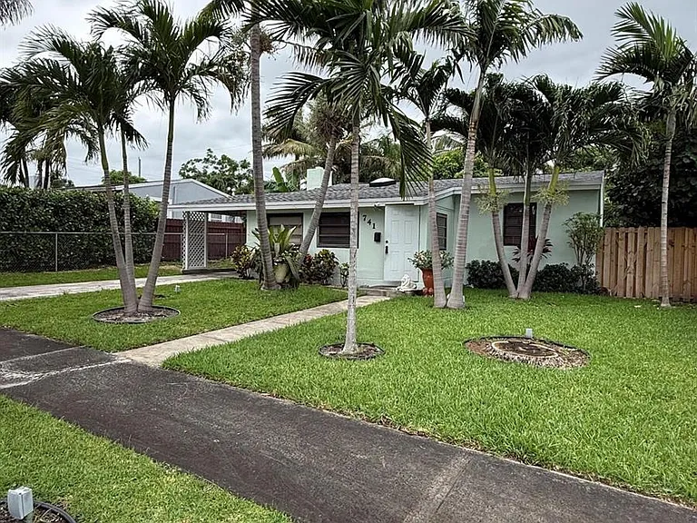 741 Roseland Dr — Photo 3