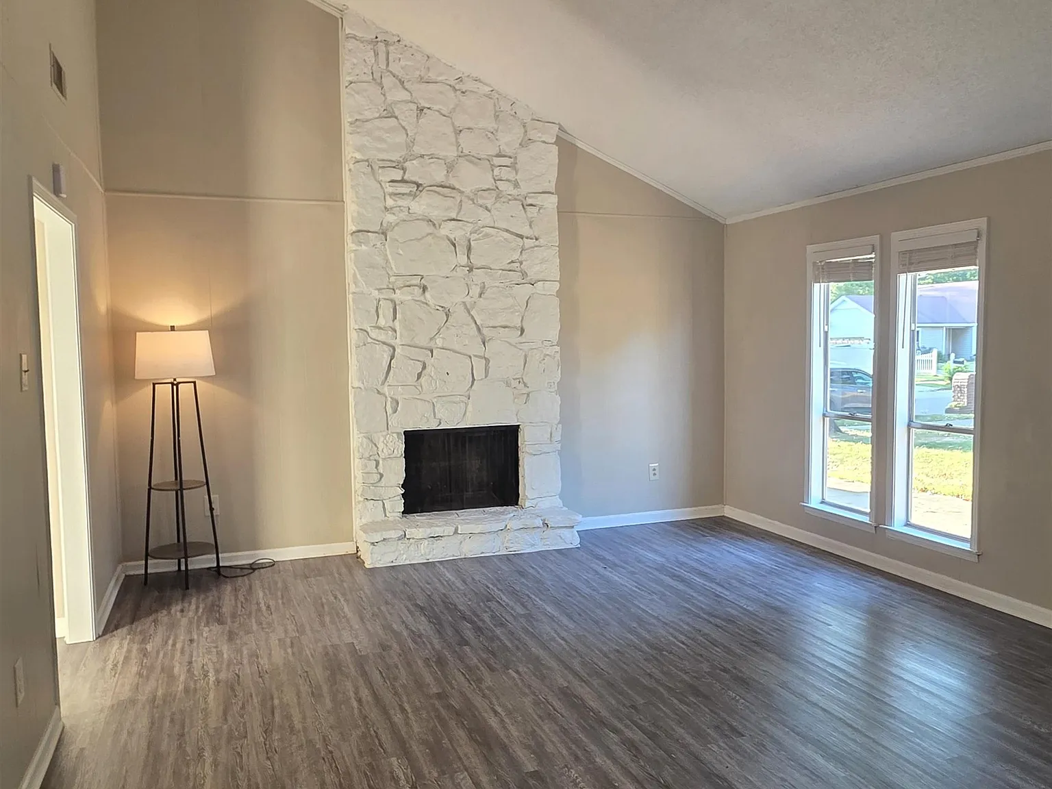3 bed, 2.0 bath, 1374 sqft, $1,900 — Photo 4