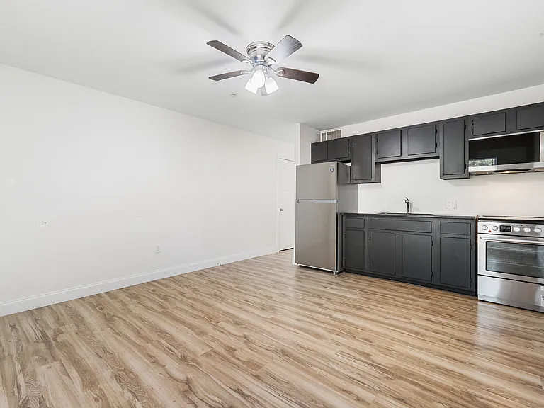 2210 Washington Ave #9 — Photo 2