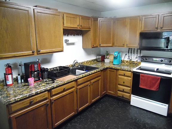 5th image of 911 E Highland Ave