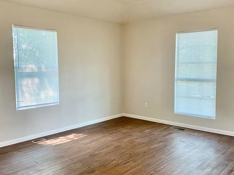 1628 Gordon St — Photo 3
