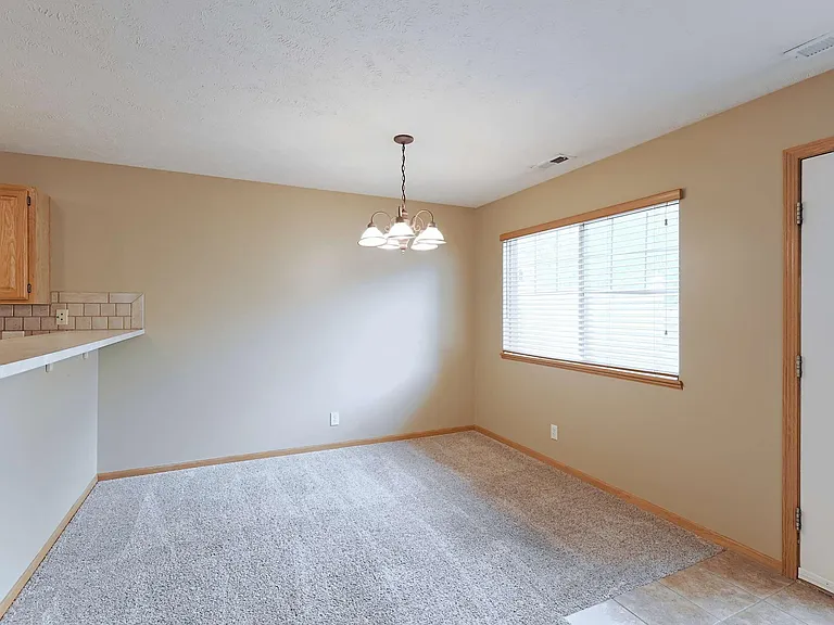 1718 Sawyer St — Photo 5