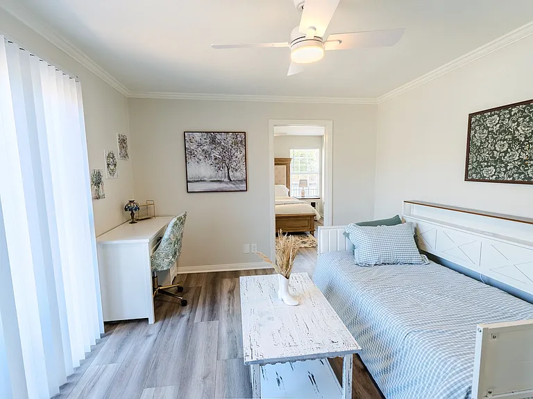 4475 Barnard St — Photo 35