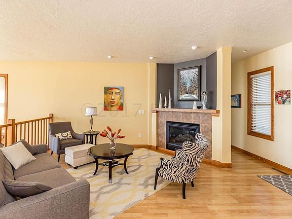 3rd image of 367 Edgewater Dr