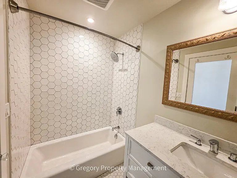 1715 Holbrook Ave — Photo 12