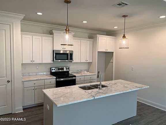 3rd image of 204 Berchman Oaks Dr