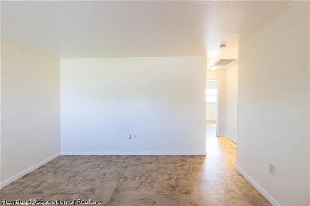 2 bed, 1.0 bath, 800 sqft, $1,395 — Photo 2