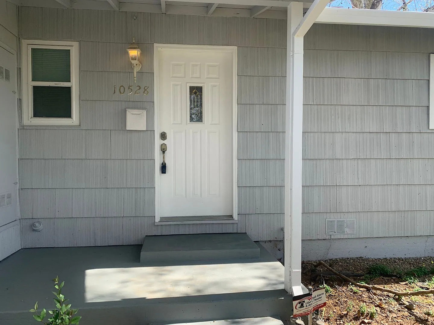 3 bedroom home with new floors — Photo 3