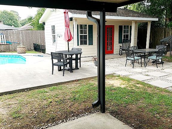 5th image of 301 Broadmoor Blvd