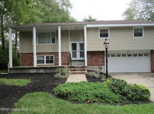 936 Northumberland Dr, Niskayuna, NY 12309
