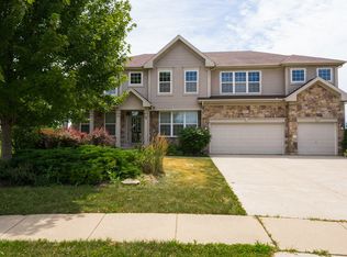8 Fairhaven Ct, Lake In The Hills, IL 60156