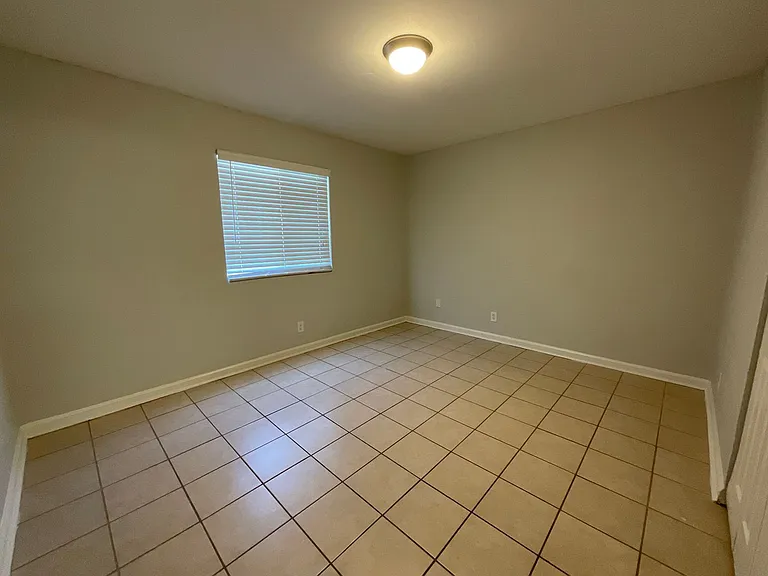 Willow Creek Apartments — Photo 9