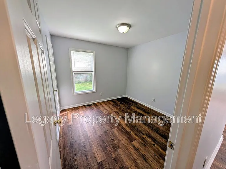 527 S Anthony St — Photo 9