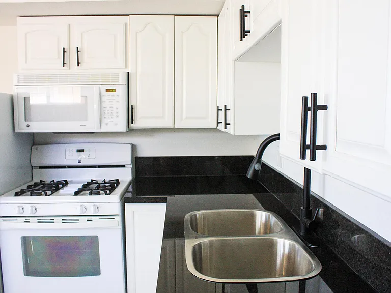 1125 Tamerack Ave #A — Photo 2
