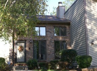 4 Peterson Ct, Woodridge, IL 60517