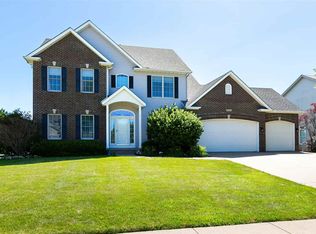 5561 Kristi Ln, Bettendorf, IA 52722