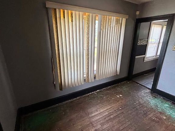 4th image of 4510 Fairview St