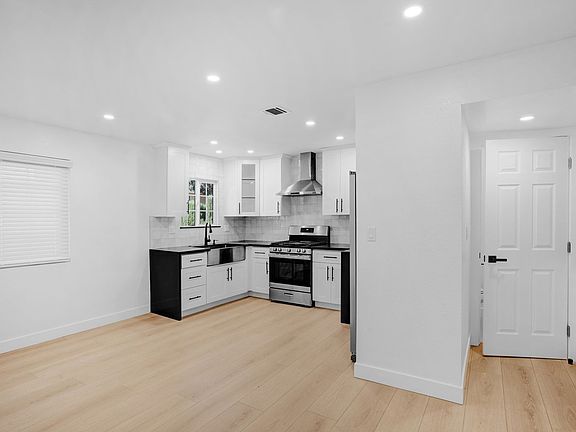 4th image of 124-126 S Marengo Ave #4