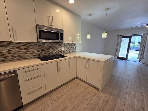 4th image of 1109 E Broward Blvd APT 2