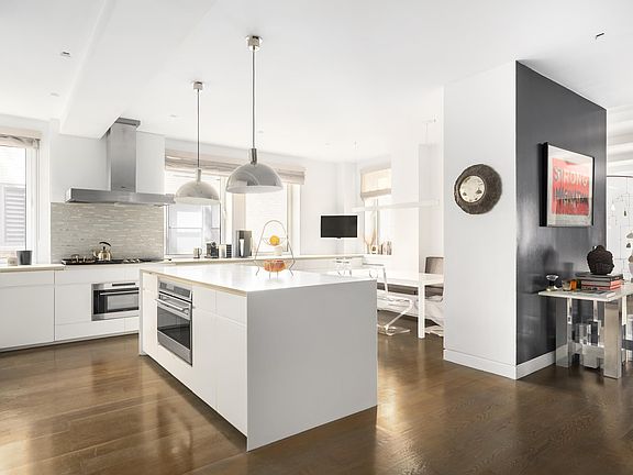 4th image of 33 E 70th St APT 10
