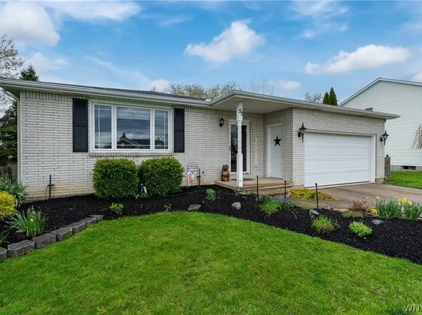 51 Country Pl, Lancaster, NY 14086