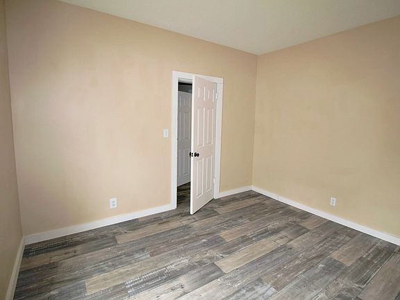 5th image of 526 Dowling St