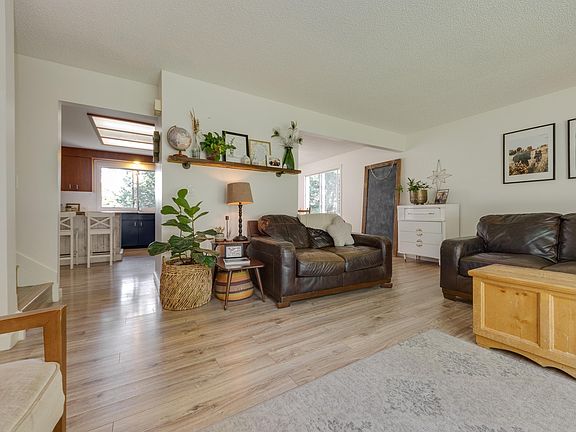 3rd image of 77 Beacon Cres