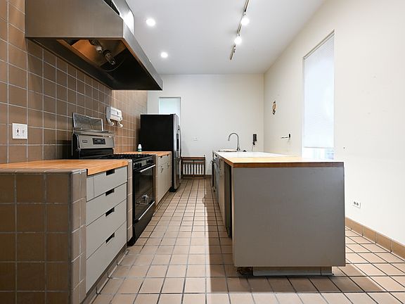3rd image of 849 N Dearborn St