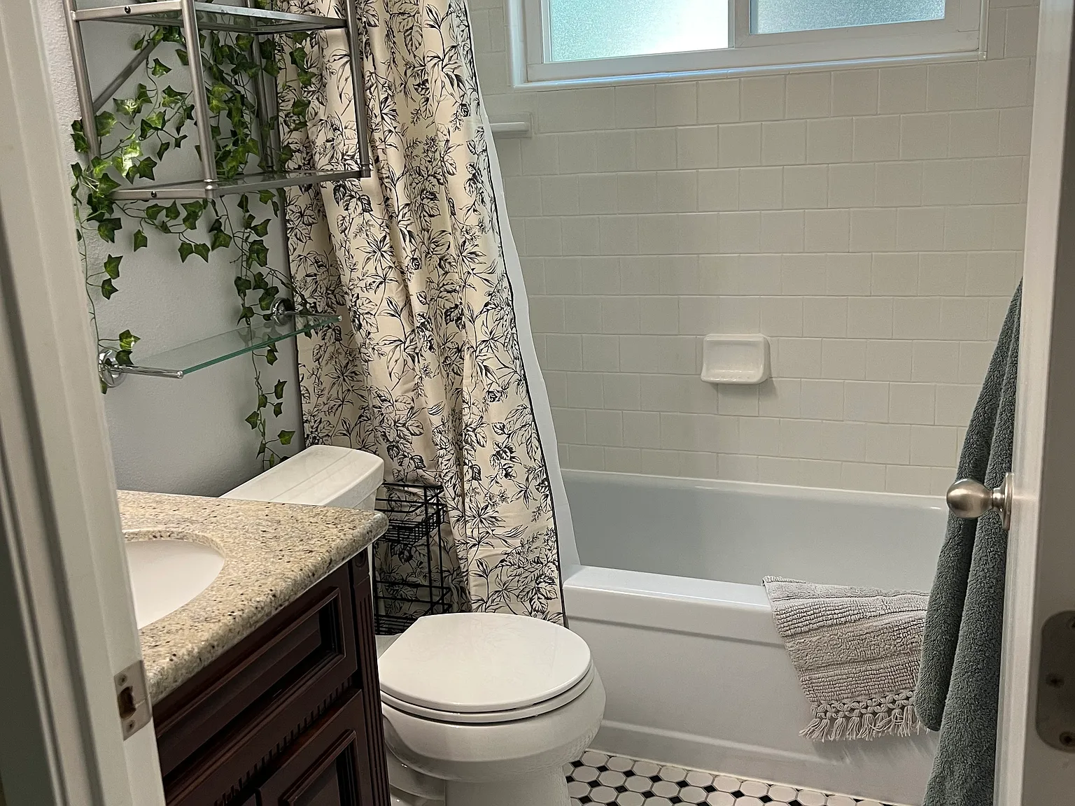 3 bed, 1200 sqft, $950 — Photo 2