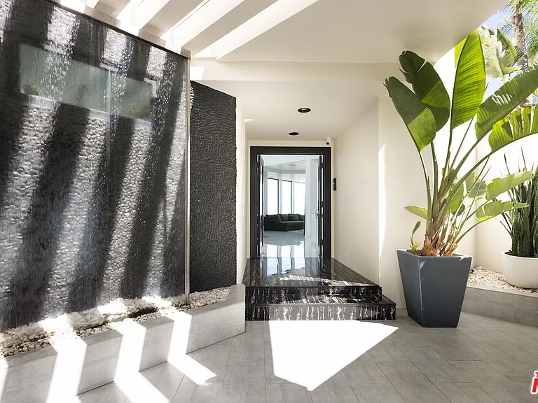 2231 Sunset Plaza Dr — Photo 3