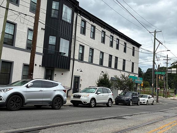 5th image of 1129 N Union St