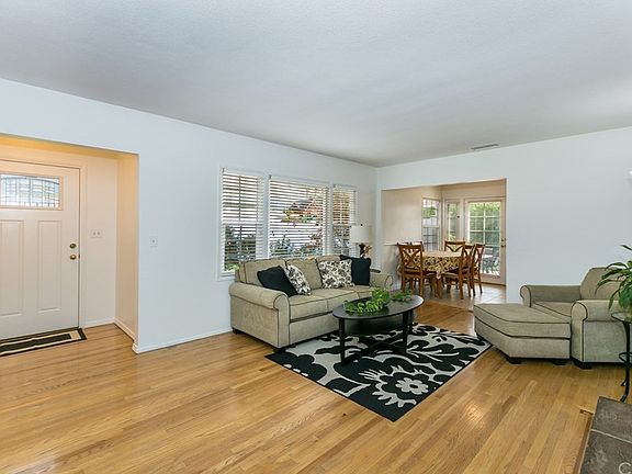 3rd image of 848 Gladstone St