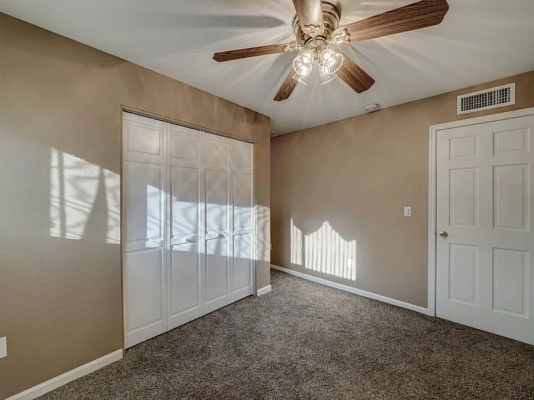 3301 W Loma Ln #4 — Photo 12
