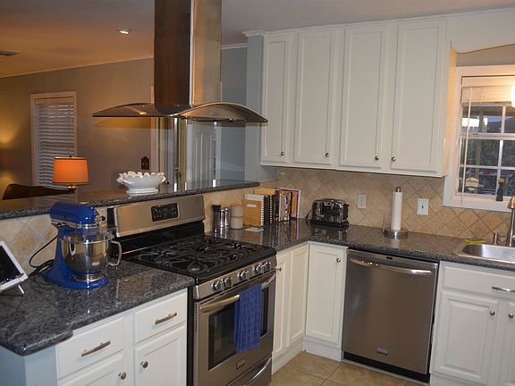3rd image of 205 S Moss Dr