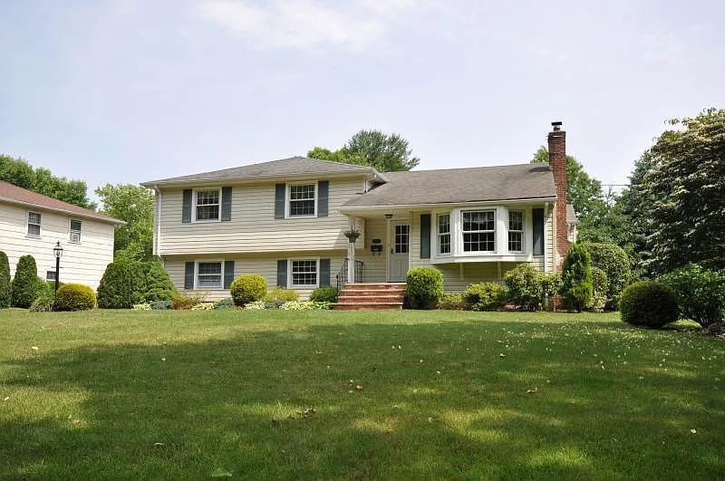 3 bed, 1.5 bath, 1600 sqft, $4,800 — Photo 1