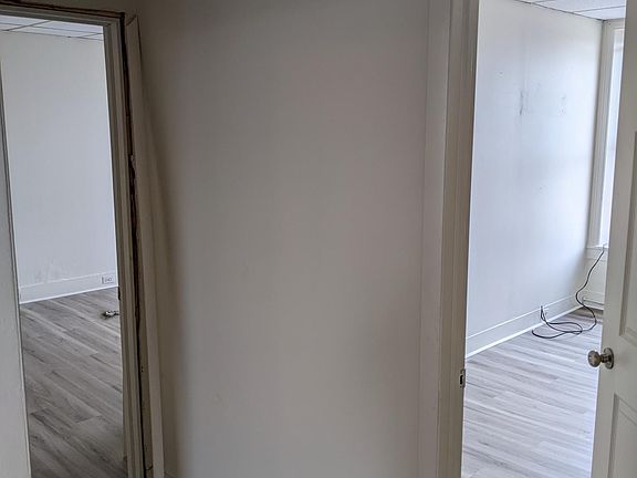 Hallway - looking into both bedrooms