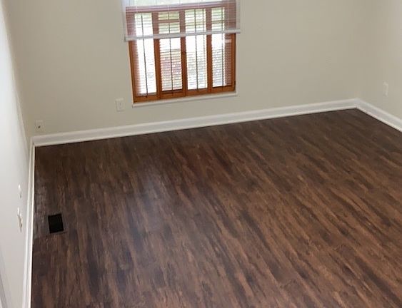 5th image of 564 Adrian Ct