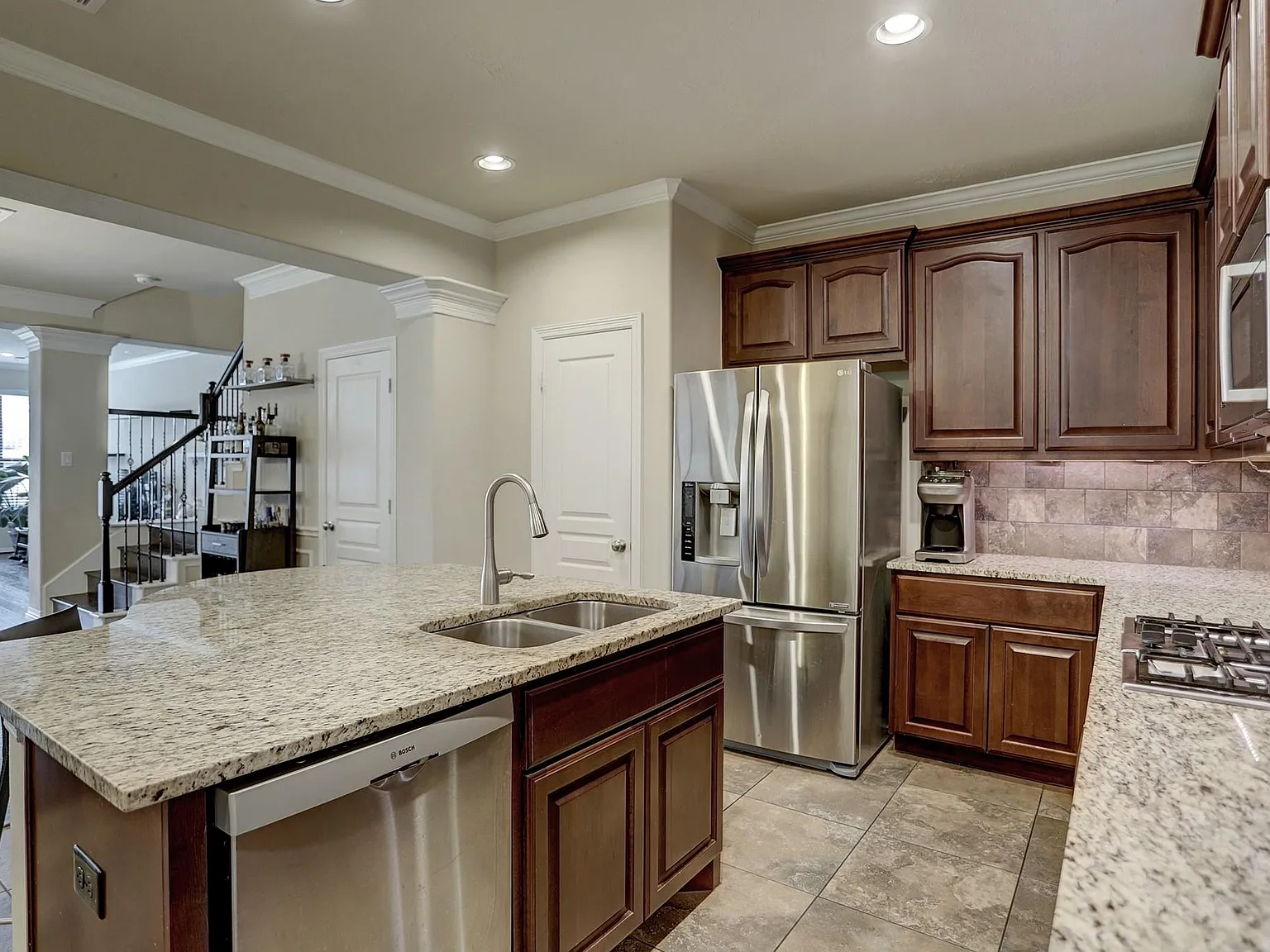 3 bed, 2.5 bath, 2696 sqft, $4,200 — Photo 3