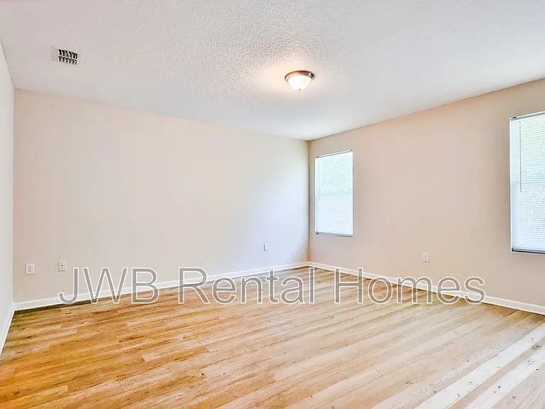 702 James St — Photo 7