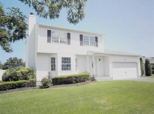 15 Sunbonnet Ln, Bellport, NY 11713